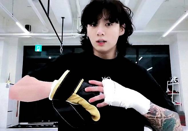 방탄소년단 정국 새벽 운동 라이브 980만명 시청..전 세계 1위