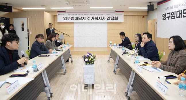 원희룡 국토교통부 장관이 14일 서울 중계동에 위치한 한국토지주택공사(LH) 영구임대주택을 찾아 입주민들을 만났다. (사진=국토교통부)