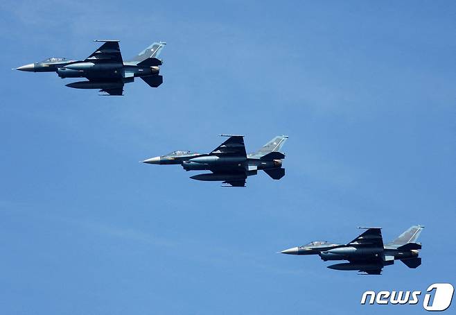일본 자위대의 F-2 전투기. 2022.11.6. ⓒ 로이터=뉴스1 ⓒ News1 정윤영 기자