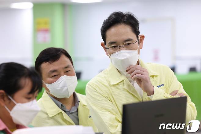 이재용 삼성전자 회장이 22일(현지시간) 베트남 하노이 인근의 삼성전자 법인(SEV)을 방문, 스마트폰 생산 공장을 점검하고 있다. (삼성전자 제공) 2022.12.23/뉴스1