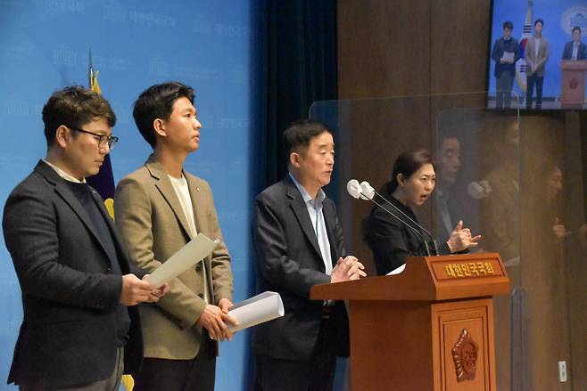 강득구 민주당 의원이 교전원에 대한 설문조사 결과를 발표하고 있다.