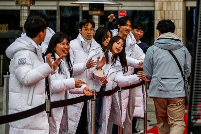 13일 서울 관악구 서울대에서 열린 2023 새내기대학에 참가한 신입생들이 선배들의 환영을 받고 있다. 뉴시스