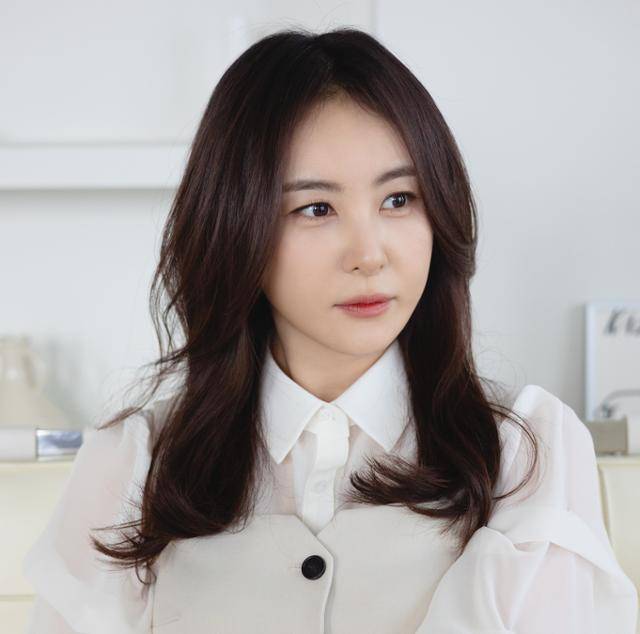 손은서가 '카지노'와 '법쩐'에 대한 다양한 이야기를 전했다. 저스트엔터테인먼트 제공