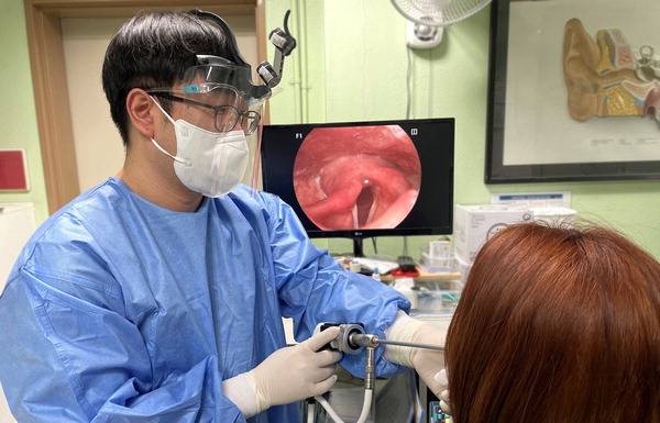 역류성 후두염을 무심코 방치하면 수면무호흡증이나 성대 결절 및 폴립 등의 합병증을 초래할 수 있고, 다른 후두질환과 증상이 비슷하다는 점에서 정확한 진단과 신속한 치료가 필요하다. 대동병원 귀코목센터의 노영진(이비인후과) 과장이 후두염 환자를 진료하고 있다.