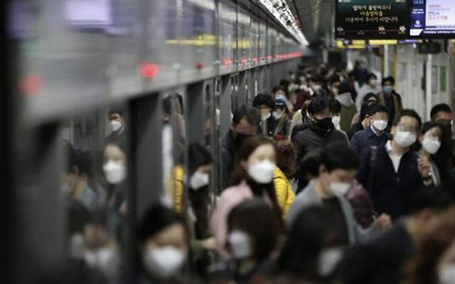 이용객들로 붐비는 서울의 지하철 승강장 모습 [사진 = 연합뉴스]