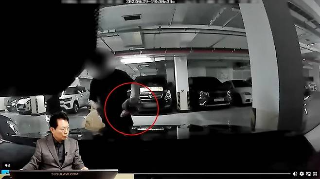 ‘한문철 TV’에 따르면 최근 이 채널에는 ‘주차된 차 위에 쭈쭈바를 놓고 간 아이들’이라는 제목의 영상이 제보됐다. [사진 출처 = 유튜브 ‘한문철 TV’ 캡처]