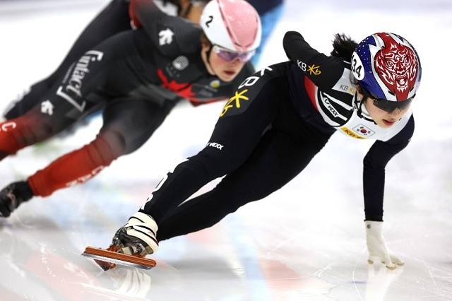 김길리가 2022-23 쇼트트랙 2차 월드컵 1500m 우승 주행을 하고 있다. 사진=국제빙상연맹 공식 홈페이지