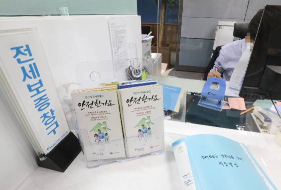 지난해 하반기 '빌라 사기꾼' 사태로 집주인에게서 보증금을 돌려받지 못한 세입자를 대신해 주택도시보증공사(HUG)가 갚아준 금액이 빠르게 늘고 있다. HUG는 지난달 전세보증금 반환보증보험 대위변제액이 1692억원(769건)으로 집계됐다고 13일 밝혔다. HUG의 재정 상황 악화가 예상됨에 따라 추후 보증보험 가입이 어려워질까 걱정하는 시선도 증가하는 추세다./사진=뉴시스