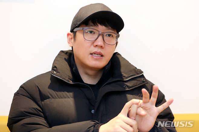[서울=뉴시스] 조성우 기자 = 유튜버 '육식맨'이 서울 마포구 한 카페에서 뉴시스와 인터뷰를 하고 있다. 2023.02.14. xconfind@newsis.com