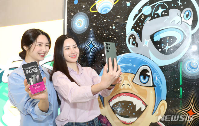 [서울=뉴시스]LG유플러스가 14일부터 17일까지 삼성전자 플래그십 스마트폰 ‘갤럭시 S23 시리즈’의 사전개통을 시작한다. 사진은 갤럭시 S23 시리즈를 소개하는 LG유플러스 모델의 모습. (사진=LG유플러스 제공)