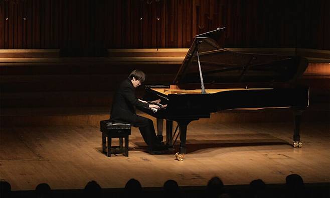 피아니스트 조성진이 13일(현지시간) 영국 런던 바비칸센터 홀에서 열린 첫 독주회에서 연주에 심취한 모습. 주영한국문화원 제공