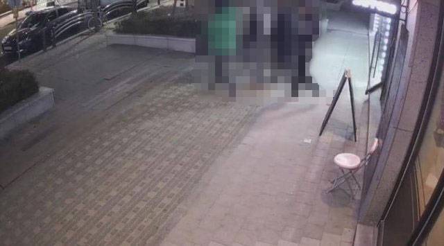 무전취식 후 양갈비 가게 밖을 걸어나가는 모습. 온라인 커뮤니티 캡처