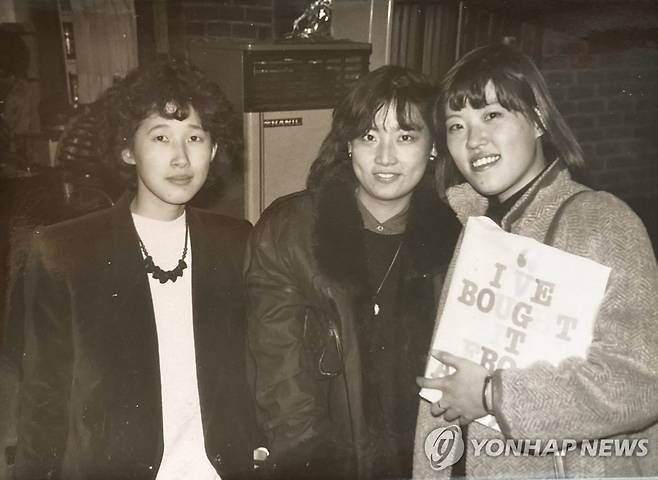대학시절 연세문학회 친구들과 함께 나희덕(맨 왼쪽) [본인 제공]