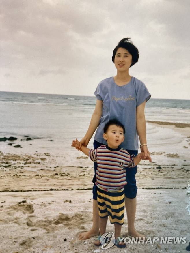 1990년대 중반 첫아이와 함께 [본인 제공]