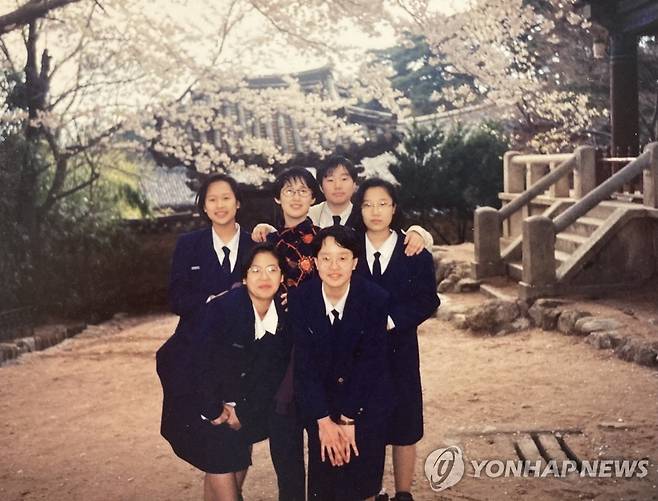 진명여고 교사시절 경주 수학여행에서 나희덕(가운데) [본인 제공]