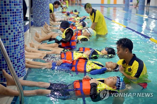 생존수영법 배우는 어린이들 (제주=연합뉴스) 전지혜 기자 = 11일 제주시 삼성초등학교 수영장에서 초등학생들이 제주해경으로부터 생존수영 방법을 배우고 있다. 이날 이 학교에서는 제주도, 제주도교육청, 제주지방해양경찰청이 '생존수영교육 등 해양안전문화 확산을 위한 업무협약'을 체결해 생존수영교육 활성화 노력을 함께 기울이기로 했다. 2017.9.11 atoz@yna.co.kr [연합뉴스 자료사진]