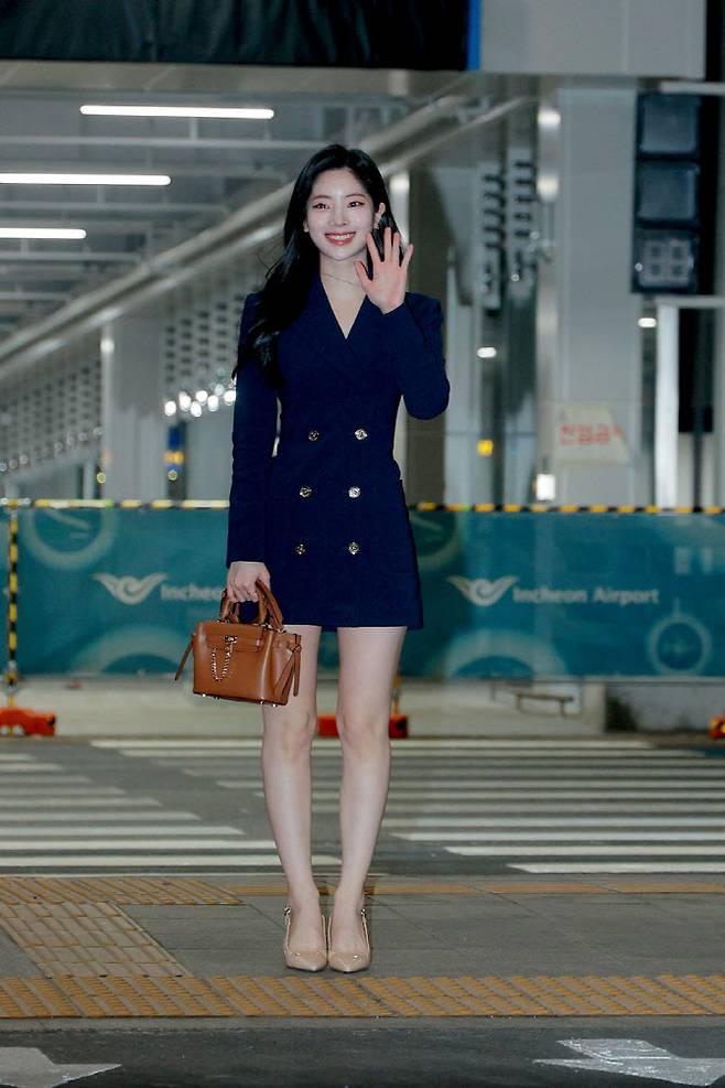 트와이스 다현이 14일 마이클 코어스 컬렉션 뉴욕 패션 위크 참석차 인천국제공항을 통해 미국 뉴욕으로 출국하고 있다.(사진=마이클코어스)