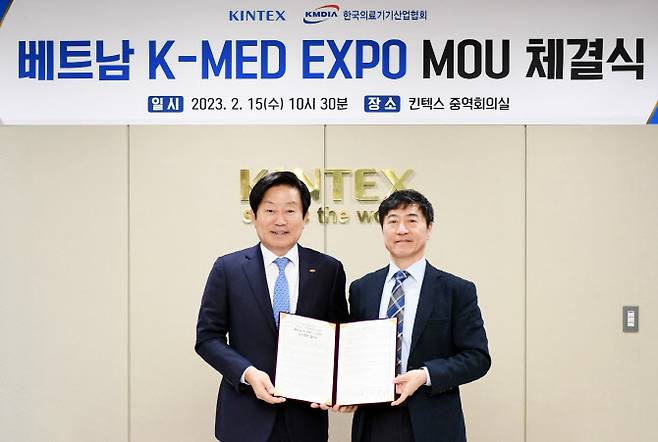 이재율 대표이사(오른쪽)와 유철욱 한국의료기기산업협회장이 협약서를 들고 기념촬영을 하고 있다.(사진=킨텍스 제공)