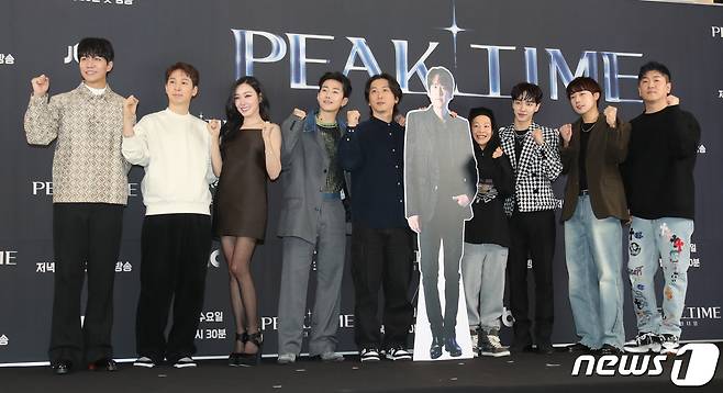 배우 이승기(왼쪽부터),와안무 디렉터 심재원, 가수 티파니 영, 박재범, 마건영 PD, 박지예 PD, 가수 이기광, 김성규, 프로듀서 라이언전이 15일 서울 마포구 스탠포드호텔에서 열린 JTBC 예능 프로그램 '피크타임' 제작발표회에서 파이팅을 외치고 있다. ‘피크타임’은 무대가 절실한 현역 아이돌부터 빛을 보지 못한 경단(경력단절), 해체돌까지 다시 한 번 무대에 올라 뜨거운 경쟁을 벌이는 팀전 서바이벌이다. 2023.2.15/뉴스1 ⓒ News1 권현진 기자