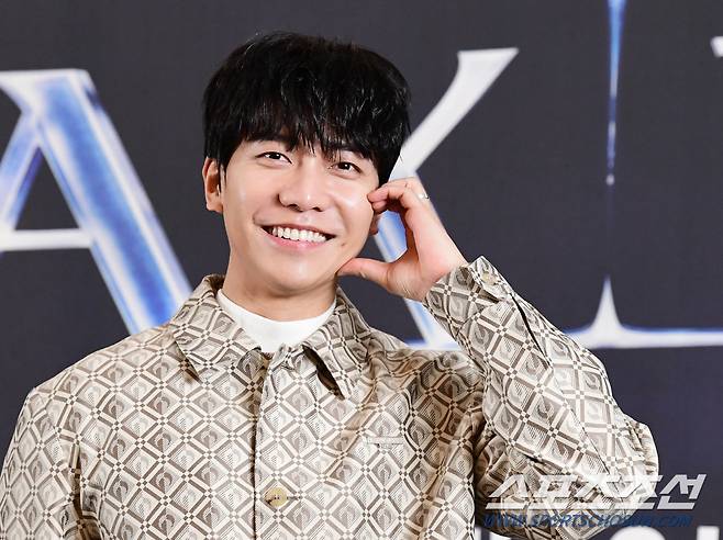 Lee Seung-gi Proves 'Out of Stock' Ring 