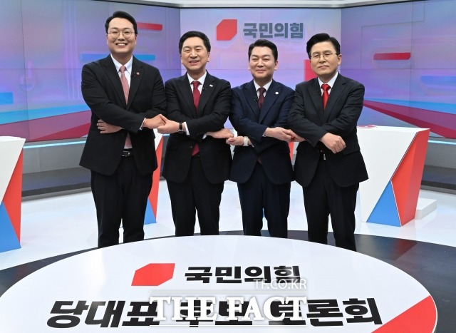 천하람, 김기현, 안철수, 황교안 국민의힘 당대표 후보들이 15일 서울 중구 TV조선 스튜디오에서 열린 국민의힘 당대표 후보 첫 방송토론회에서 시작에 앞서 기념촬영을 하고있다. /국회사진취재단