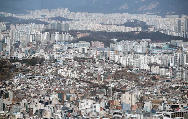 서울 중구 남산에서 바라본 주택 및 아파트 단지. /뉴스1