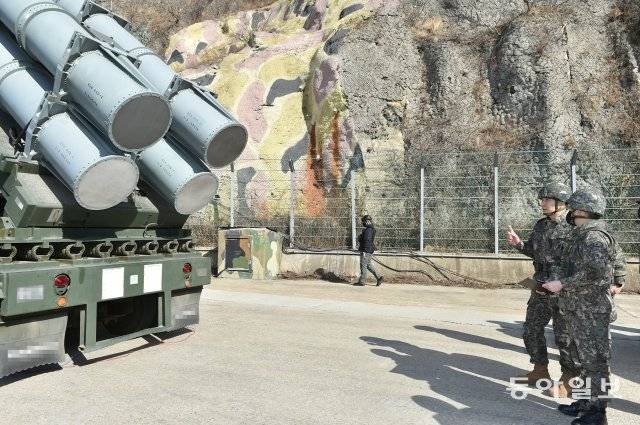 김승겸 합참의장(왼쪽)이 15일 서북도서 최북단인 백령도의 해군 유도탄 부대를 찾아 북 도발에 대비한 대응태세를 점검하고 있다. 합참 제공