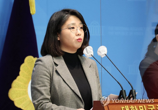 용혜인 기본소득당 상임대표가 지난 13일 오전 서울 여의도 국회 소통관에서 대장동·김건희 특검 관련 입장 발표 기자회견을 하고 있다.<연합뉴스>