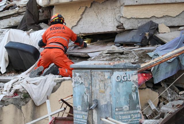튀르키예 하타이주 안타키아 지진 피해 현장에서 12일 대한민국긴급구호대(KDRT)가 구조활동을 하고 있다. 뉴스1