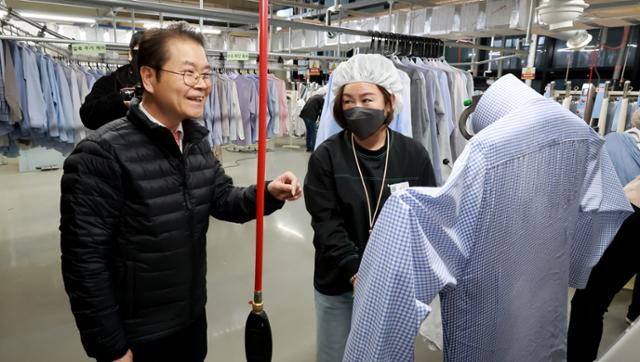 이정식 고용노동부 장관이 15일 경기 군포시에 있는 모바일 세탁 서비스 '런드리고' 공장에 방문해 근로자들과 대화하고 있다. 고용노동부 제공