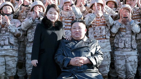 김정은 북한 국무위원장이 신형 대륙간탄도미사일(ICBM) '화성-17형' 시험발사 성공에 기여한 공로자들과 기념사진을 찍었다고 지난해 11월 27일 당 기관지 노동신문이 보도했다. 뉴스1