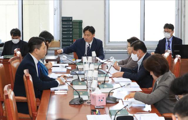 ▲ = 15일 국회 환경노동위원회 소회의실에서 열린 환노위 고용노동법안 심사소위원회 회의가 열리고 있다. 이날 회의에서는 노조법 2·3조를 개정하는 노동조합 및 노동관계조정법 일부개정법률안 등을 심사했다.  [공동취재]