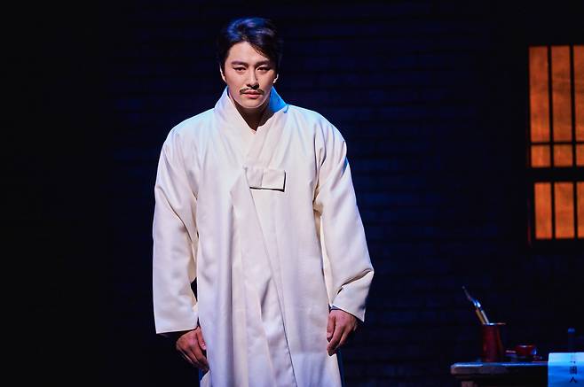 Musical actor Min Woo-hyuk sheds tears as he sings "His Song" during "Hero." (Acom)