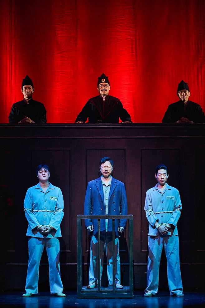 Musical actor Jung Sung-hwa (front center) performs as Ahn Jung-geun in "Hero." (Acom)