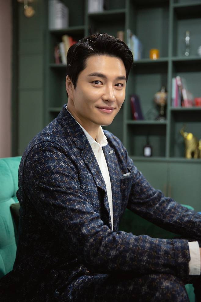 Min Woo-hyuk poses for photos during an interview on Monday. (Acom)