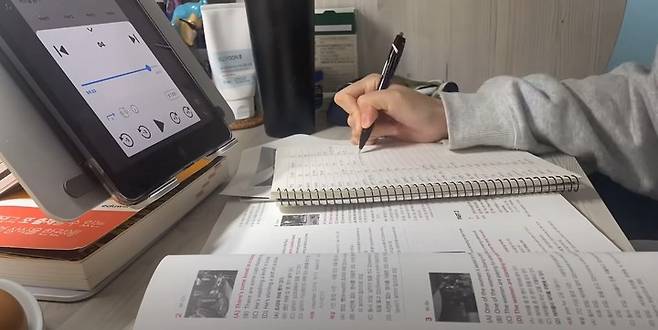 [서울=뉴시스]유튜브 채널 '지은시'에는 지난해 10월29일 '공기업 취준생 vlog·갓생인 척 브이로그'이라는 제목의 영상이 게재됐다. (사진=유튜브 채널 지은시 영상 캡처) 2023.02.15. photo@newsis.com *재판매 및 DB 금지