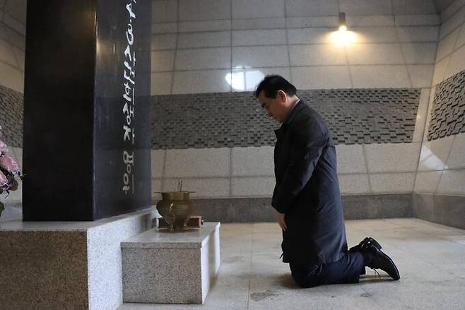 국민의힘 최고위원 후보인 태영호 의원이 지난 13일 제주 4·3 평화공원을 찾아 추모비에 참배하고 있다. 태 의원은 제주 4·3 사건에 대해 “명백히 북한 김일성의 지시에 의해 촉발됐다”고 발언해 논란을 빚었다. 태영호 의원 페이스북 갈무리