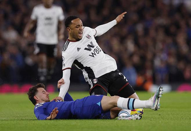 ▲ 이리 깔리고 저리 깔리는 첼시 미드필더 메이슨 마운트(왼쪽) ⓒ연합뉴스/REUTERS