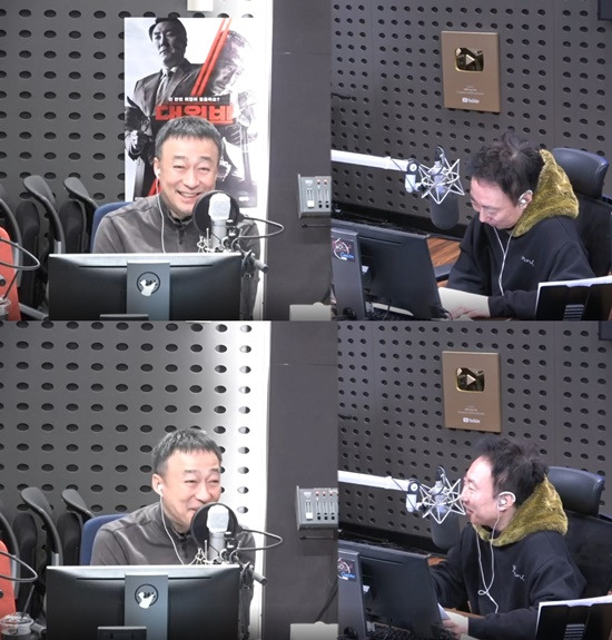 Lee Sung-min appeared on Radio show and told various episodes such as Behind the story of the youngest son of the conglomerate.Actor Lee Sung-min appeared as a guest in KBS Cool FM Park Myeong-sus Radio show (hereinafter Radio show) broadcast on the 15th.DJ Park Myeong-su said on the day, There was finally an uproar.Lee Sung-min, who won a favorable reputation as the founder of the Sunyang Group, Jin Yang-cheol, in the JTBC drama The youngest son of the conglomerate, which was broadcast last year, saying, I really like my brother.Park Myeong-su said, It was really hard for me and gave me a good opportunity. Today, I made up the emergency plan President, President, our president. I watched the Chaebol House drama in almost two days.(The acting) was horrifying, he said, revealing a trembling heart waiting for Lee Sung-min.Park Myeong-su toward Lee Sung-min, who appeared in the studio afterwards, said, Actually, you are young.(In the drama), did you intentionally make it old? Lee Sung-min laughed, Its because of the character, its still very young. Park Myeong-su also said, Hes only two years older than me. Hes a pit bull in the movie industry. He wasnt originally scheduled to be on our radio show, but he told me he had to be on the radio show.Lee Sung-min said on March 1 that the new movie Confidentiality is about to be released. The story was interesting.I always worry about the character that I can do, but the role of Sun Tae in Confidentiality was the character I wanted to play at least once.I had a lot of fun watching Lee Won-taes The Wicked Man, which directed Confidentiality, so I wanted to try it together.As for the movie Remember released last year and the drama The youngest son of the conglomerate, he said, I was only glad to be able to play such a character when acting.(Unintentionally, it continues to appear as an elderly character.) Now I have to change a little, I think a little these days, he laughed.Lee Sung-min, who said that he also referred to other presidents for the role of Chairman Jin Yang-chul in the youngest son of the chaebol, said, I did not know it would get so popular.Of course, the audience rating was high, but I did not realize it very much, but I received a lot of phone calls and texts, so I felt that I was giving a lot of attention. Im talking about this for the first time on this broadcast, and I have not seen the script since my role died, he laughed and said, What if I do not see the script? Park Myeong-su said, I knew I was going to die earlier than originally planned, but I lived longer than I thought.Park Myeong-su, who said, Is not it better to live longer? Park Myeong-su said, It was not good because other shooting schedules were behind it. As soon as I finished my work, I had to start shooting other works. I could not afford it.In the end, I actually did not know the contents, he said.It is actually a little difficult to talk about the break-even point, he said, cautiously speaking about the success of confidentiality.Nowadays, it is not the time for a movie to come out because there are a lot of audiences judging by the movie itself rather than the box office.So the actors are desperate, and somehow they are promoting so hard to announce the existence of the movie. Lee Sung-min then laughed once again when asked by a listener, Which word do you prefer, face genius or acting genius?Park Myeong-sus Radio show is broadcast every Monday to Sunday at 11 am.Photos = radio broadcast screen seen radio show