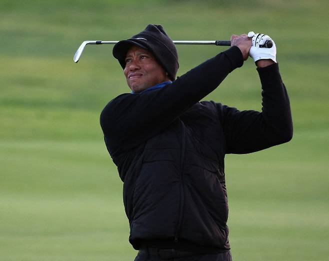 타이거 우즈가 16일 열린 PGA 투어 제네시스 인비테이셔널 프로암에서 웨지 샷을 하고 있다.(사진=AFPBBNews)