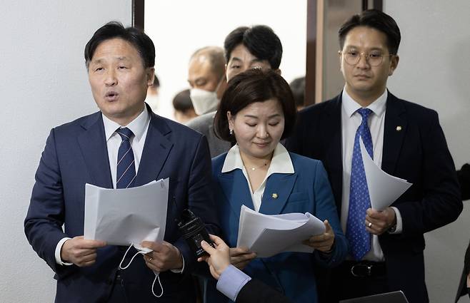 김영진 국회 환경노동위원회 고용노동법안심사소위원장이 15일 오후 서울 여의도 국회에서 열린 환경노동위원회 고용노동법안심사소위원회를 마친 후 취재진 질문에 답변하고 있다. /뉴스1