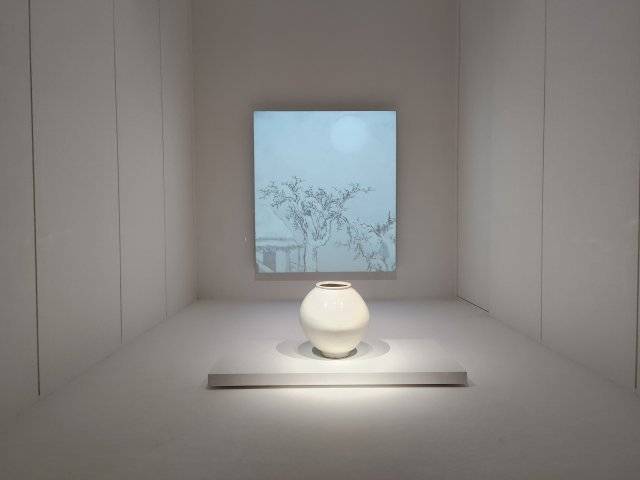 2021년 3월 새롭게 단장한 국립중앙박물관의 분청사기 백자실에는 보물 ‘백자 달항아리’를 위한 13.5㎡ 별도 공간이 마련됐다. 서유리 학예연구사는 “바닥과 벽, 천장을 모두 한지로 감싸 작은 방에서 달항아리를 감상하는 듯한 분위기를 연출했다”고 설명했다. 국립중앙박물관 제공