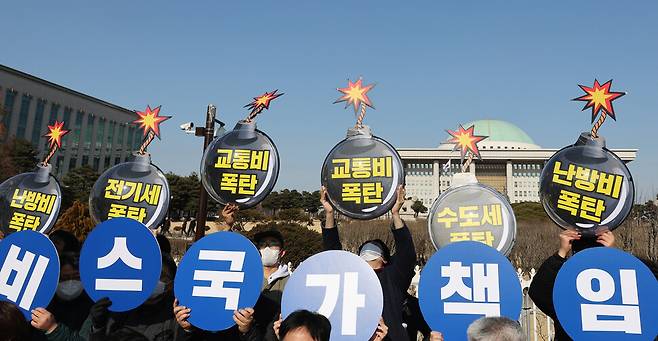 교통비도 수도세도 난방비도 폭탄 (서울=연합뉴스) 한상균 기자 = 서울교통공사노조가 15일 국회 앞에서 공공요금 국가 책임 강화를 촉구하며 지하철 공익서비스 비용 국비지원 입법 촉구 기자회견을 하고 있다. 2023.2.15 xyz@yna.co.kr/2023-02-15 11:13:03/ <저작권자 ⓒ 1980-2023 ㈜연합뉴스. 무단 전재 재배포 금지.>