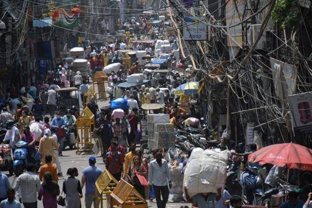 인도 뉴델리의 재래시장인 사다르 바자르가 방문객들로 붐비고 있다. 뉴델리=AP 연합뉴스