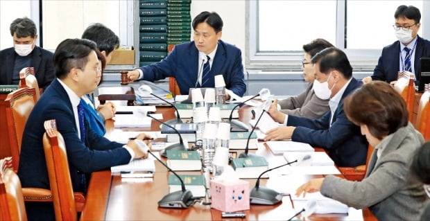 국회 환경노동위원회 고용노동법안심사소위원회 의원들이 15일 국회에서 김영진 소위 위원장(가운데) 주재로 쟁점 법안에 대해 논의하고 있다.  /김병언  기자