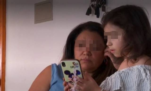 어린 나이에 유방암에 걸린 7세 소녀와 모친. / 사진=Página 7