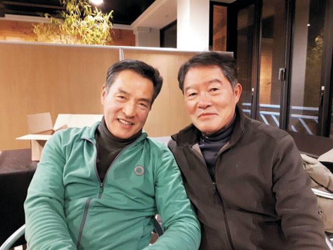 2014년 고 신일룡(왼쪽) 회장과 필자. 필자 제공