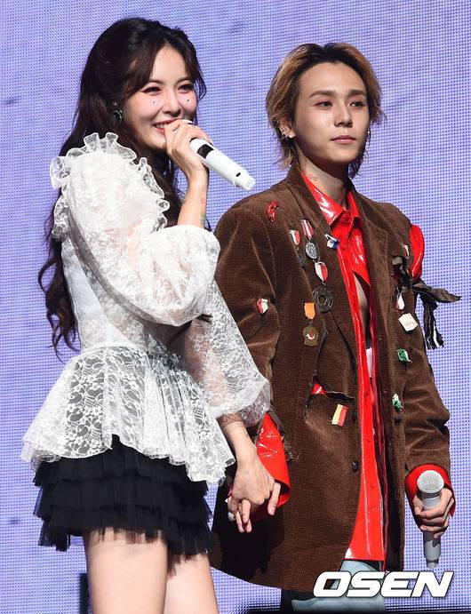 [OSEN=박준형 기자]현아와 던이 손을 잡고 퇴장하고있다. /  soul1014@osen.co.kr