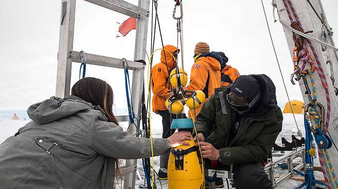남극 스웨이츠 빙하 연구팀이 아이스핀 로봇을 점검하고 있다.