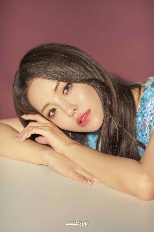 소속사와 전속계약 종료를 알린 브레이브걸스 멤버 유정이 팬들을 독려하며 심경을 전했다. 소속사 제공